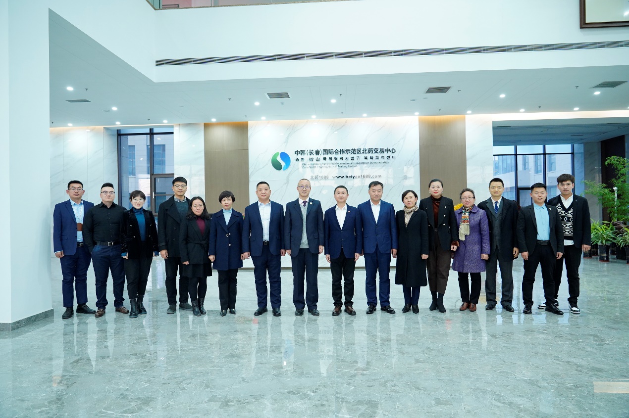 一群人站在一起描述已自动生成 一群人站在一起描述已自动生成